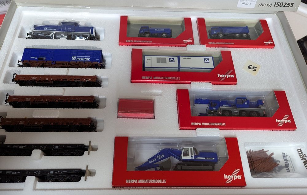 Märklin / Herpa Märklin digital H0 Bautransportzug 'HOCHTIEF' (26519 / 150255), Zugpackung, Foto 1