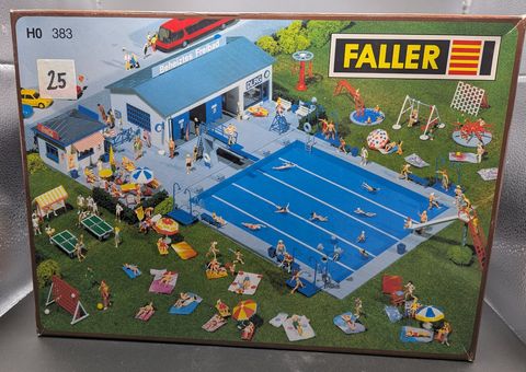 Faller Schwimmbad mit Funktion (383)